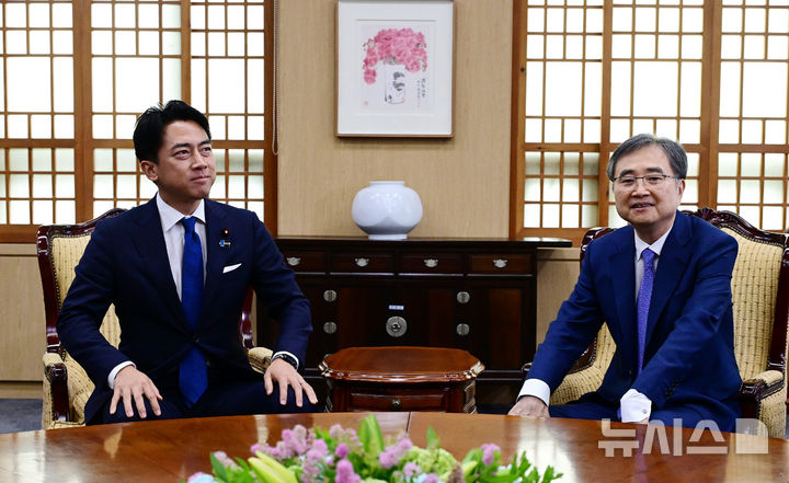 [서울=뉴시스] 추상철 기자 = 조현 외교부 장관이 지난달 11일 오후 서울 종로구 외교부 대접견실에서 고이즈미 신지로 일본 농림수산대신과 면담하고 있다. (공동취재) 2025.09.11. photo@newsis.com