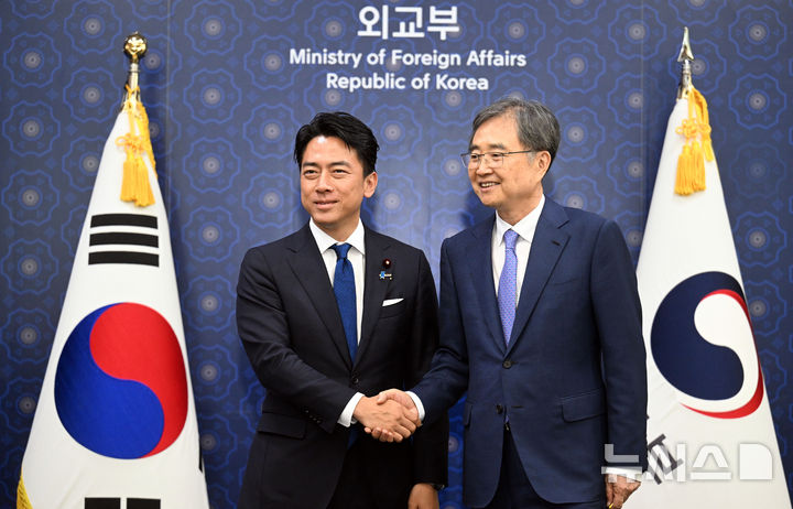 [서울=뉴시스] 추상철 기자 = 조현 외교부 장관이 11일 오후 서울 종로구 외교부 대접견실에서 고이즈미 신지로 일본 농림수산대신과 면담에 앞서 기념촬영을 하고 있다. (공동취재) 2025.08.11. photo@newsis.com