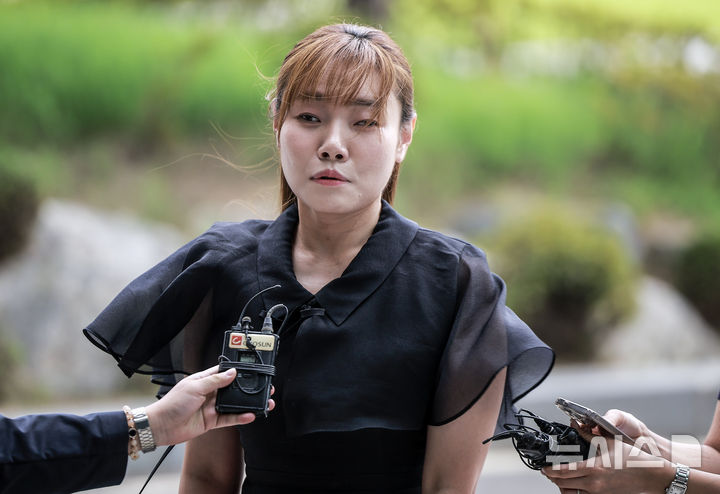 [서울=뉴시스] 정병혁 기자 = 김예지 국민의힘 의원이 11일 서울 서초구 서울고등검찰청에 마련된 내란특검 사무실로 참고인조사를 받기 위해 출석하며 취재진 질문에 답하고 있다. 2025.08.11. jhope@newsis.com