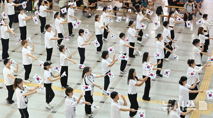 [수원=뉴시스] 김종택 기자 = 제80주년 광복절을 나흘 앞둔 11일 경기 수원역 대합실에서 수원시 권선구 주민자치 프로그램 수강생들이 '광복 그날의 기쁨'을 재현하는 플래시몹 공연을 진행하고 있다. 2025.08.11. jtk@newsis.com