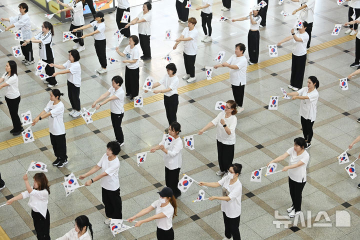 [수원=뉴시스] 김종택 기자 = 제80주년 광복절을 나흘 앞둔 11일 경기 수원역 대합실에서 수원시 권선구 주민자치 프로그램 수강생들이 '광복 그날의 기쁨'을 재현하는 플래시몹 공연을 진행하고 있다. 2025.08.11. jtk@newsis.com