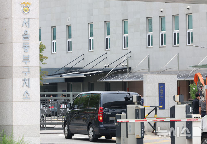 [서울=뉴시스] = 권창회 기자 = 12·3 비상계엄 선포 관련 내란 및 외환 사건을 수사하는 내란 특검이 오늘 김용현 전 국방부 장관에 대한 방문조사에 나선다. 사진은 11일 오후 김용현 전 장관이 수감된 서울 송파구 동부구치소에서 차량이 이동하는 모습. 2025.08.11. kch0523@newsis.com