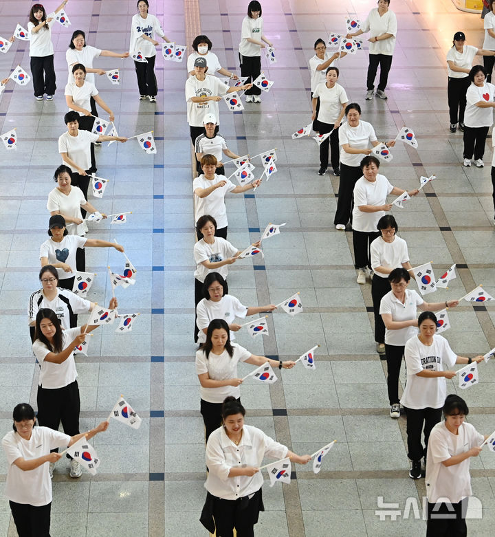 [수원=뉴시스] 김종택 기자 = 제80주년 광복절을 나흘 앞둔 11일 경기 수원역 대합실에서 수원시 권선구 주민자치 프로그램 수강생들이 '광복 그날의 기쁨'을 재현하는 플래시몹 공연을 진행하고 있다. 2025.08.11. jtk@newsis.com