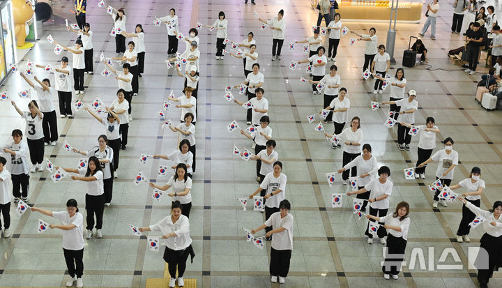 [수원=뉴시스] 김종택 기자 = 제80주년 광복절을 나흘 앞둔 11일 경기 수원역 대합실에서 수원시 권선구 주민자치 프로그램 수강생들이 '광복 그날의 기쁨'을 재현하는 플래시몹 공연을 진행하고 있다. 2025.08.11. jtk@newsis.com
