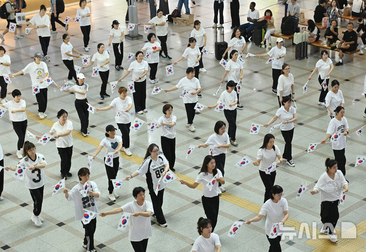 [수원=뉴시스] 김종택 기자 = 제80주년 광복절을 나흘 앞둔 11일 경기 수원역 대합실에서 수원시 권선구 주민자치 프로그램 수강생들이 '광복 그날의 기쁨'을 재현하는 플래시몹 공연을 진행하고 있다. 2025.08.11. jtk@newsis.com