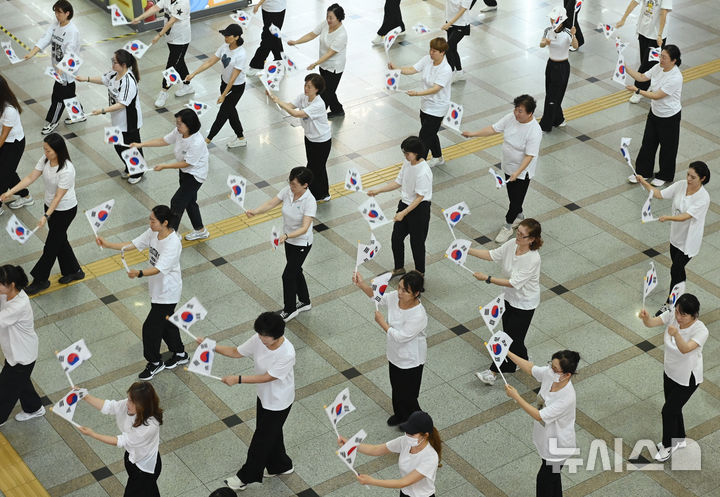 [수원=뉴시스] 김종택 기자 = 제80주년 광복절을 나흘 앞둔 11일 경기 수원역 대합실에서 수원시 권선구 주민자치 프로그램 수강생들이 '광복 그날의 기쁨'을 재현하는 플래시몹 공연을 진행하고 있다. 2025.08.11. jtk@newsis.com