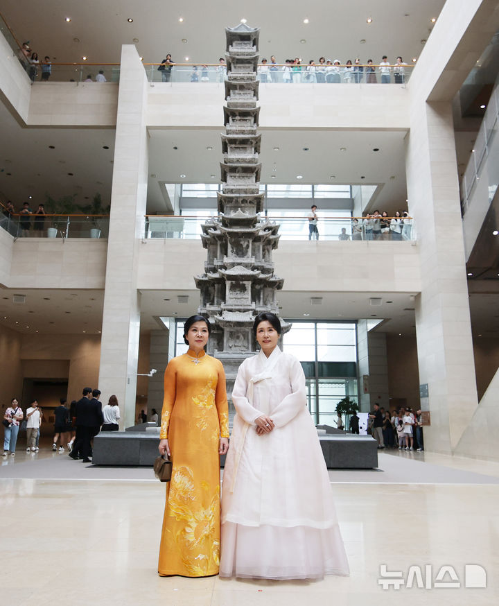 [서울=뉴시스] 고범준 기자 = 김혜경 여사와 또 럼 베트남 당 서기장의 배우자 응오 프엉 리 여사가 11일 서울 용산 국립중앙박물관을 방문해 기념촬영을 하고 있다. (대통령실통신사진기자단) 2025.08.11. bjko@newsis.com
