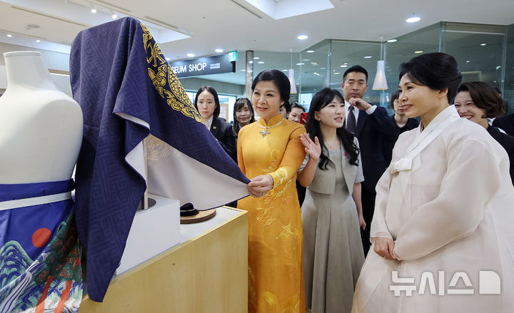 [서울=뉴시스] 고범준 기자 = 김혜경 여사와 또 럼 베트남 당 서기장의 배우자 응오 프엉 리 여사가 11일 서울 용산 국립중앙박물관을 방문해 기념품샵 곤룡포 비치타올을 살펴보고 있다. (대통령실통신사진기자단) 2025.08.11. bjko@newsis.com