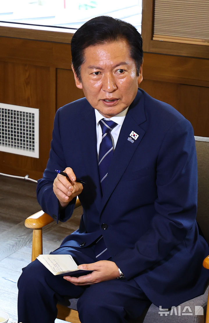 [서울=뉴시스] 최진석 기자 = 정청래 더불어민주당 대표가 11일 서울 종로구 조계사에서 대한불교조계종 총무원장 진우스님을 예방하며 발언하고 있다. 2025.08.11. myjs@newsis.com