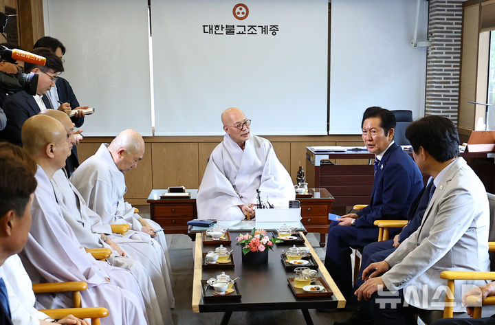 [서울=뉴시스] 최진석 기자 = 정청래 더불어민주당 대표가 11일 서울 종로구 조계사에서 대한불교조계종 총무원장 진우스님을 예방하고 있다. 2025.08.11. myjs@newsis.com