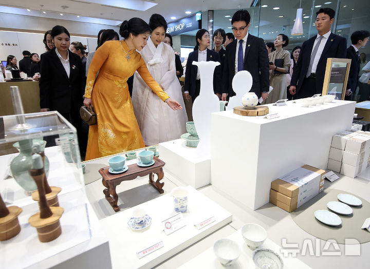 [서울=뉴시스] 고범준 기자 = 김혜경 여사와 또 럼 베트남 당 서기장의 배우자 응오 프엉 리 여사가 11일 서울 용산 국립중앙박물관을 방문해 기념품샵을 살펴보고 있다. (대통령실통신사진기자단) 2025.08.11. bjko@newsis.com