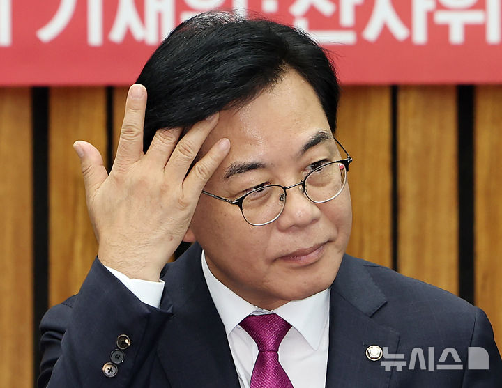 [서울=뉴시스] 김명년 기자 = 송언석 국민의힘 비상대책위원장 겸 원내대표가 11일 오후 서울 여의도 국회에서 열린 '한미 관세 협상 의미와 평가 긴급 세미나'에서 머리를 만지고 있다. 2025.08.11. kmn@newsis.com