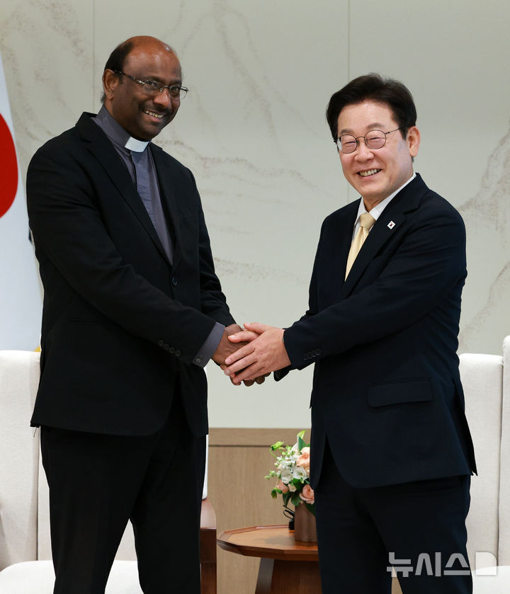 [서울=뉴시스] 고범준 기자 = 이재명 대통령이 11일 서울 용산 대통령실 청사에서 제리 필레이 세계교회협의회(WCC) 총무 접견에 앞서 기념촬영을 하고 있다. 2025.08.11. bjko@newsis.com