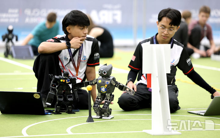 [대구=뉴시스] 이무열 기자 = 11일 대구 북구 엑스코에서 열린 ‘제30회 FIRA 로보월드컵 앤 써밋 2025 한국’에 출전한 참가자들이 경기에 앞서 로봇을 점검하고 있다. 올해 30주년을 맞은 ‘FIRA 로보월드컵 앤 써밋’에는 미국, 영국, 독일, 캐나다, 러시아, 중국, 대만, 이란, 브라질 등 전 세계 17개국 900여 명의 로봇 유망주들이 참가해 직접 프로그래밍한 로봇으로 열띤 경쟁을 펼친다. 2025.08.11. lmy@newsis.com