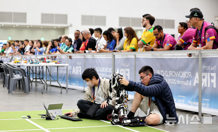 [대구=뉴시스] 이무열 기자 = 11일 대구 북구 엑스코에서 열린 ‘제30회 FIRA 로보월드컵 앤 써밋 2025 한국’에 출전한 참가자들이 경기에 앞서 로봇을 점검하고 있다. 올해 30주년을 맞은 ‘FIRA 로보월드컵 앤 써밋’에는 미국, 영국, 독일, 캐나다, 러시아, 중국, 대만, 이란, 브라질 등 전 세계 17개국 900여 명의 로봇 유망주들이 참가해 직접 프로그래밍한 로봇으로 열띤 경쟁을 펼친다. 2025.08.11. lmy@newsis.com