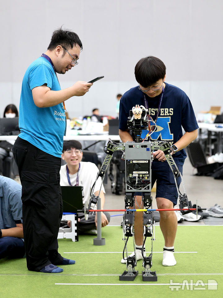 [대구=뉴시스] 이무열 기자 = 11일 대구 북구 엑스코에서 열린 ‘제30회 FIRA 로보월드컵 앤 써밋 2025 한국’에 출전한 참가자들이 경기에 앞서 로봇을 점검하고 있다. 올해 30주년을 맞은 ‘FIRA 로보월드컵 앤 써밋’에는 미국, 영국, 독일, 캐나다, 러시아, 중국, 대만, 이란, 브라질 등 전 세계 17개국 900여 명의 로봇 유망주들이 참가해 직접 프로그래밍한 로봇으로 열띤 경쟁을 펼친다. 2025.08.11. lmy@newsis.com