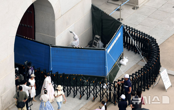 [서울=뉴시스] 추상철 기자 = 국가유산청 국립고궁박물관 관계자가 11일 오후 낙서로 훼손된 서울 종로구 경복궁 광화문 석축 긴급 복구 작업을 하고 있다. 2025.08.11. scchoo@newsis.com