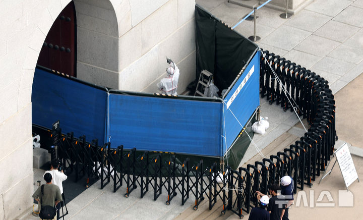 [서울=뉴시스] 추상철 기자 = 국가유산청 국립고궁박물관 관계자가 11일 오후 낙서로 훼손된 서울 종로구 경복궁 광화문 석축 긴급 복구 작업을 하고 있다. 2025.08.11. scchoo@newsis.com