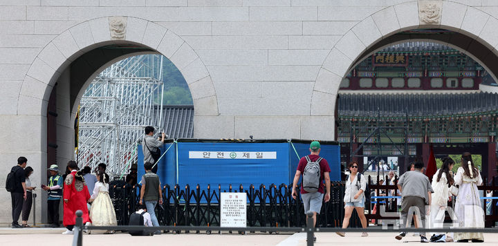 [서울=뉴시스] 추상철 기자 = 국가유산청 국립고궁박물관 관계자가 11일 오후 낙서로 훼손된 서울 종로구 경복궁 광화문 석축 긴급 복구 작업을 하고 있다. 2025.08.11. scchoo@newsis.com