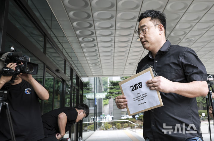 [서울=뉴시스] 정병혁 기자 = 변희재 미디어워치 대표가 11일 서울 서초구 서울고등검찰청에 마련된 내란특검 사무실에 성삼영 전 대통령실 시민사회수석실 행정관 등을 고발하기에 위해 건물로 들어가고 있다. 2025.08.11. jhope@newsis.com