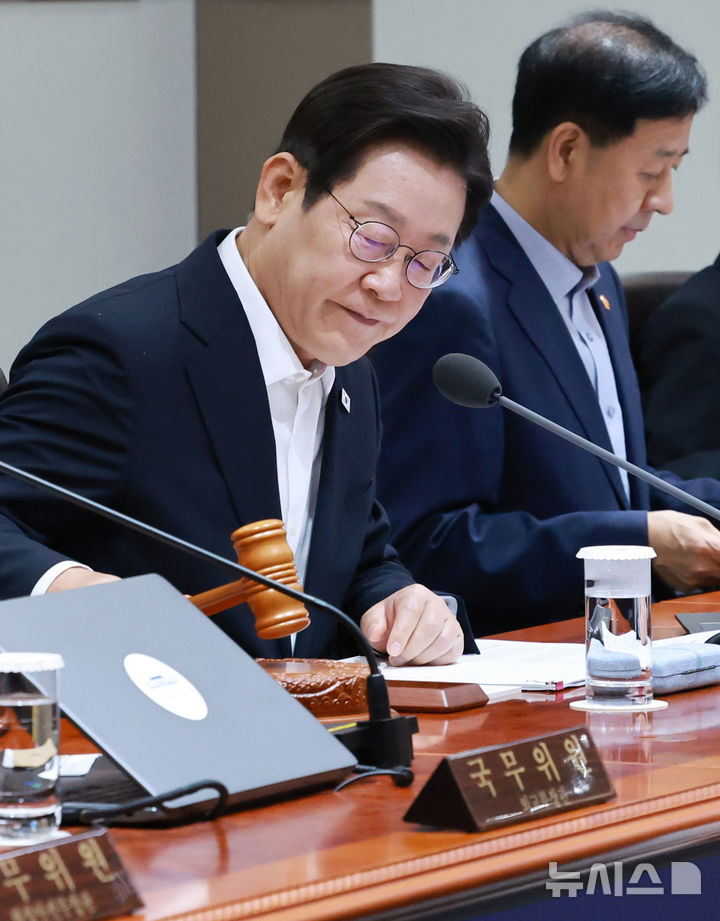 [서울=뉴시스] 최동준 기자 = 이재명 대통령이 11일 서울 용산 대통령실 청사에서 열린 임시 국무회의에서 의사봉을 두드리며 개회 선언을 하고 있다. (대통령실통신사진기자단) 2025.08.11. photocdj@newsis.com