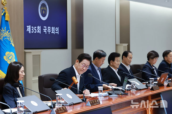 [서울=뉴시스] 최동준 기자 = 이재명 대통령이 11일 서울 용산 대통령실 청사에서 열린 임시 국무회의에서 의사봉을 두드리며 개회 선언을 하고 있다. (대통령실통신사진기자단) 2025.08.11. photocdj@newsis.com