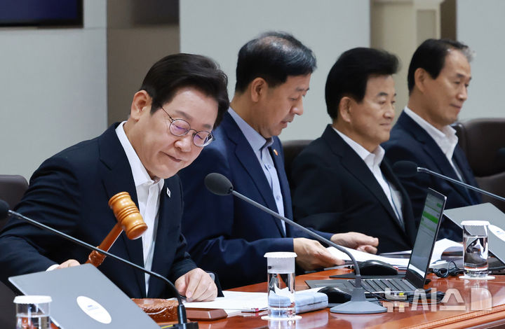 [서울=뉴시스] 최동준 기자 = 이재명 대통령이 11일 서울 용산 대통령실 청사에서 열린 임시 국무회의에서 의사봉을 두드리며 개회 선언을 하고 있다. (대통령실통신사진기자단) 2025.08.11. photocdj@newsis.com