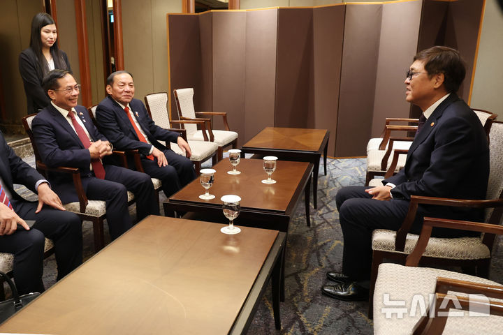 [서울=뉴시스] 박진희 기자 = 최휘영 문화체육관광부 장관이 11일 서울 중구 롯데호텔에서 열린 '한-베트남 문화산업 발전 협력 간담회'에 앞서 베트남 부이 타인 손 부총리 겸 외교부장관과 응우옌 반 훙 문화체육관광부 장관을 접견하고 있다. 2025.08.11. pak7130@newsis.com