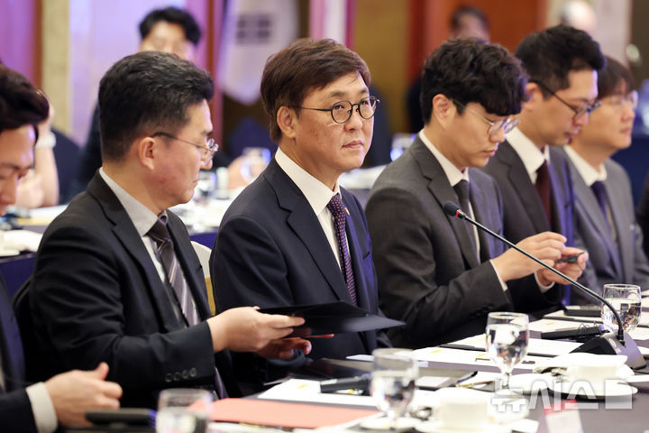 [서울=뉴시스] 박진희 기자 = 최휘영 문화체육관광부 장관이 11일 서울 중구 롯데호텔에서 열린 '한-베트남 문화산업 발전 협력 간담회'에 참석하여 연사 발표를 경청하고 있다. 2025.08.11. pak7130@newsis.com