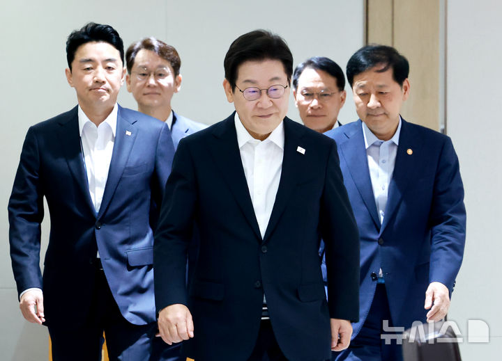 [서울=뉴시스] 최동준 기자 = 이재명 대통령이 11일 서울 용산 대통령실 청사에서 열린 임시 국무회의에 입장하고 있다. (대통령실통신사진기자단) 2025.08.11. photocdj@newsis.com