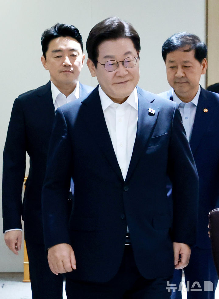 [서울=뉴시스] 최동준 기자 = 이재명 대통령이 11일 서울 용산 대통령실 청사에서 열린 임시 국무회의에 입장하고 있다. (대통령실통신사진기자단) 2025.08.11. photocdj@newsis.com