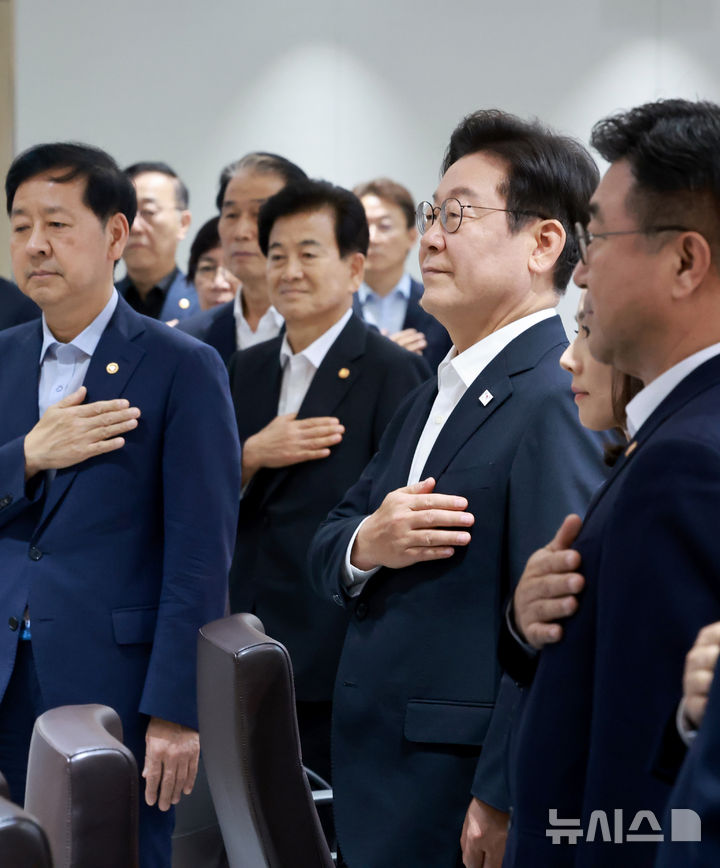 [서울=뉴시스] 최동준 기자 = 이재명 대통령이 11일 서울 용산 대통령실 청사에서 열린 임시 국무회의에서 참석자들과 국민의례를 하고 있다. (대통령실통신사진기자단) 2025.08.11. photocdj@newsis.com