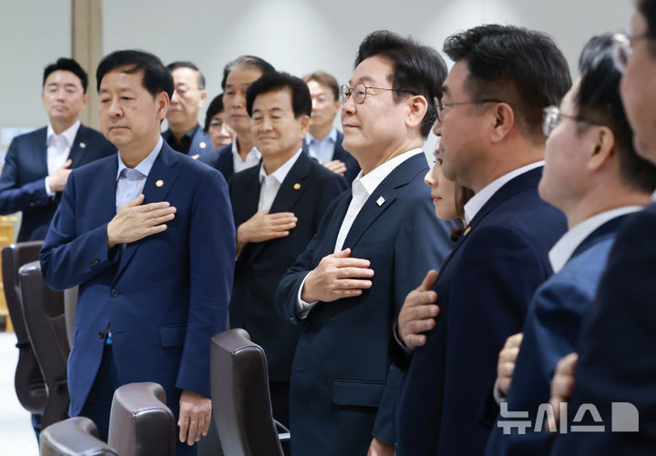 [서울=뉴시스] 최동준 기자 = 이재명 대통령이 11일 서울 용산 대통령실 청사에서 열린 임시 국무회의에서 참석자들과 국민의례를 하고 있다. (대통령실통신사진기자단) 2025.08.11. photocdj@newsis.com