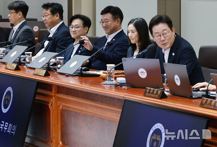 [서울=뉴시스] 최동준 기자 = 이재명 대통령이 11일 서울 용산 대통령실 청사에서 열린 임시 국무회의에서 발언하고 있다. (대통령실통신사진기자단) 2025.08.11. photocdj@newsis.com