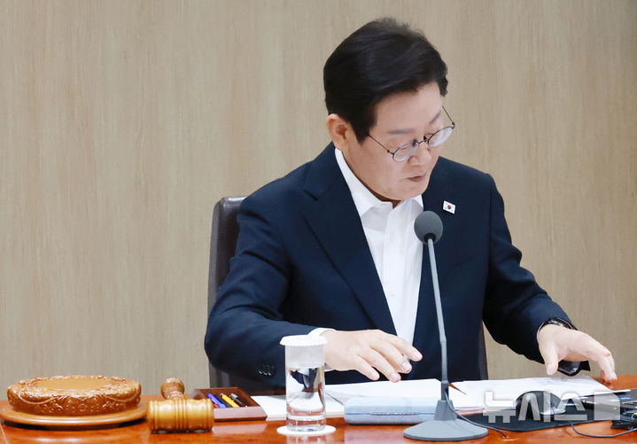 [서울=뉴시스] 최동준 기자 = 이재명 대통령이 11일 서울 용산 대통령실 청사에서 열린 임시 국무회의에서 심의 의안을 살펴보고 있다. (대통령실통신사진기자단) 2025.08.11. photocdj@newsis.com