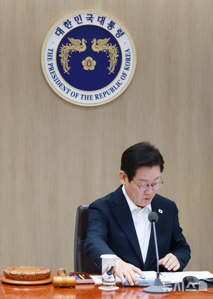 [서울=뉴시스] 최동준 기자 = 이재명 대통령이 11일 서울 용산 대통령실 청사에서 열린 임시 국무회의에서 심의 의안을 살펴보고 있다. (대통령실통신사진기자단) 2025.08.11. photocdj@newsis.com