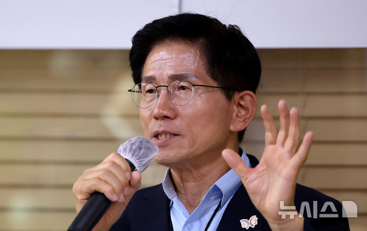 [포항=뉴시스] 이무열 기자 = 김문수 국민의힘 당대표 후보가 11일 경북 포항시 북구 국민의힘 당원협의회 사무실에서 열린 당원간담회에서 발언하고 있다. 2025.08.11. lmy@newsis.com