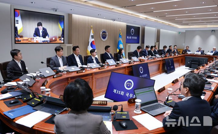[서울=뉴시스] 최동준 기자 = 이재명 대통령이 11일 서울 용산 대통령실 청사에서 임시 국무회의를 주재하고 있다. (대통령실통신사진기자단) 2025.08.11. photocdj@newsis.com
