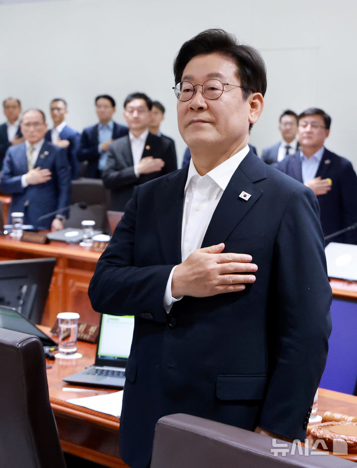 [서울=뉴시스] 최동준 기자 = 이재명 대통령이 11일 서울 용산 대통령실 청사에서 열린 임시 국무회의에서 국민의례를 하고 있다. (대통령실통신사진기자단) 2025.08.11. photocdj@newsis.com