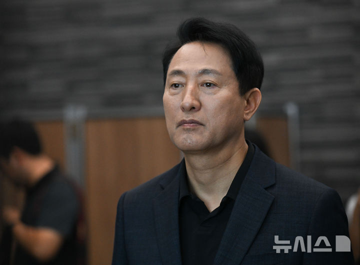 [서울=뉴시스] 김진아 기자 = 오세훈 서울시장이 11일 오후 서울 서초구 서울추모공원에서 열린 증설 화장로 현장점검에서 화장로 4기 증설 현장을 둘러보고 있다. (공동취재) 2025.08.11. photo@newsis.com