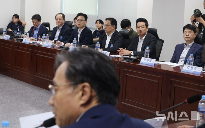 [서울=뉴시스] 조성봉 기자 = 서울 여의도 국회 의원회관에서 열린 더불어민주당 물가대책TF-식품업계 간담회에서 식품업계 관계자들이 유동수 물가대책 TF 위원장의 발언을 경청하고 있다. 2025.08.11. suncho21@newsis.com