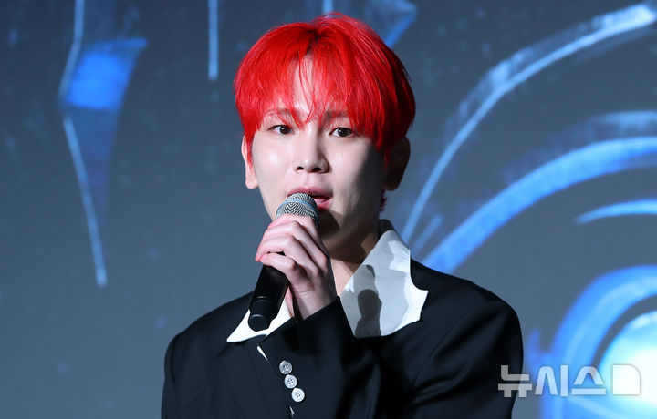 [서울=뉴시스] 김혜진 기자 = 그룹 샤이니 키가 11일 오후 서울 광진구 풀만 앰배서더 서울 이스트폴에서 열린 세 번째 정규앨범 'HUNTER(헌터)' 발매 기념 기자간담회에서 인사말을 하고 있다. 2025.08.11. jini@newsis.com