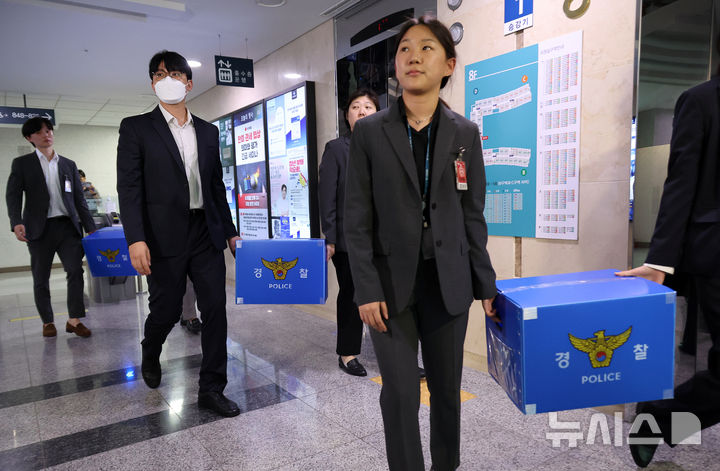 [서울=뉴시스] 김금보 기자 = 이춘석 무소속 의원의 주식 차명 거래 의혹을 수사 중인 경찰이 27일 국회사무처를 상대로 강제수사에 나섰다. 사진은 서울경찰청 금융범죄수사대 직원들이 지난 11일 오후 서울 여의도 국회 의원회관 이 의원 의원실에서 압수품을 들고 나오고 있는 모습. 이 의원은 주식 차명거래 의혹 등을 받고 있다. 2025.08.11. kgb@newsis.com