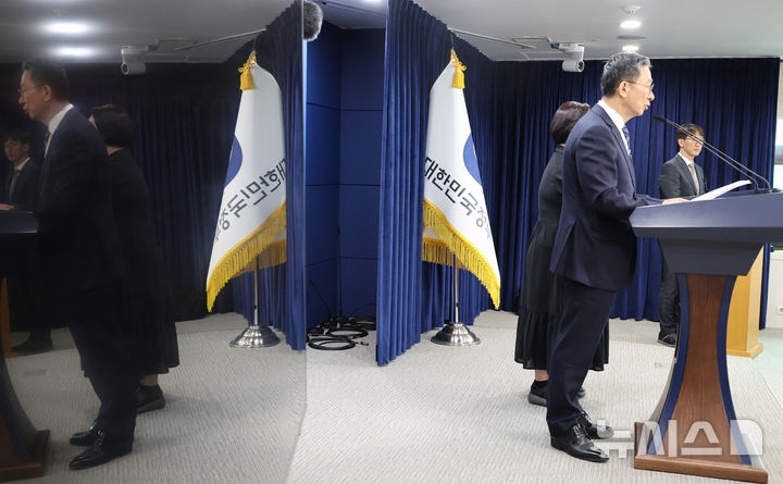 [서울=뉴시스] 김명원 기자 = 정성호 법무부 장관이 11일 서울 종로구 정부서울청사에서 조국 조국혁신당 전 대표와 윤미향 더불어민주당 전 의원 등 광복절 특별사면 관련 브리핑을 하고 있다. 2025.08.11. kmx1105@newsis.com