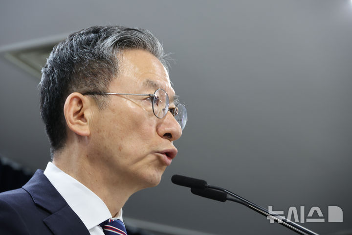 [서울=뉴시스] 김명원 기자 = 정성호 법무부 장관이 11일 서울 종로구 정부서울청사에서 조국 조국혁신당 전 대표와 윤미향 더불어민주당 전 의원 등 광복절 특별사면 관련 브리핑을 하고 있다. 2025.08.11. kmx1105@newsis.com