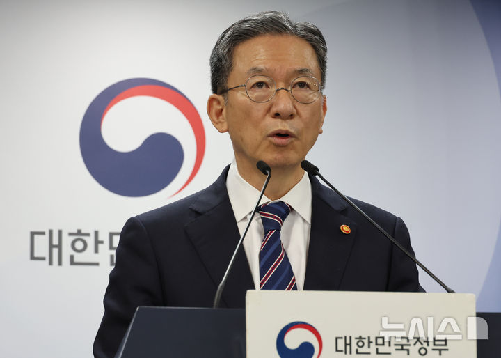 [서울=뉴시스] 김명원 기자 = 정성호 법무부 장관이 11일 서울 종로구 정부서울청사에서 조국 조국혁신당 전 대표와 윤미향 더불어민주당 전 의원 등 광복절 특별사면 관련 브리핑을 하고 있다. 2025.08.11. kmx1105@newsis.com