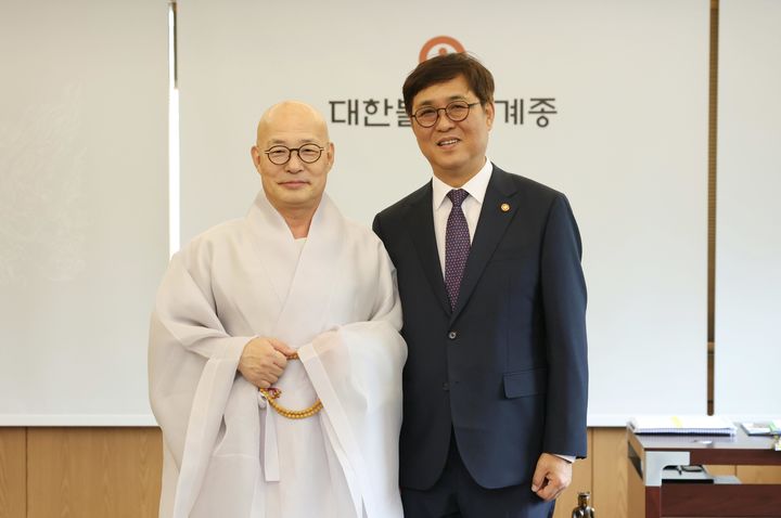 [서울=뉴시스] 최휘영 문화체육관광부 장관이 11일 서울 종로구 조계사에서 대한불교 조계종 총무원장 진우스님을 예방하고 기념촬영을 하고 있다. (사진=문화체육관광부 제공) 2025.08.11. photo@newsis.com *재판매 및 DB 금지
