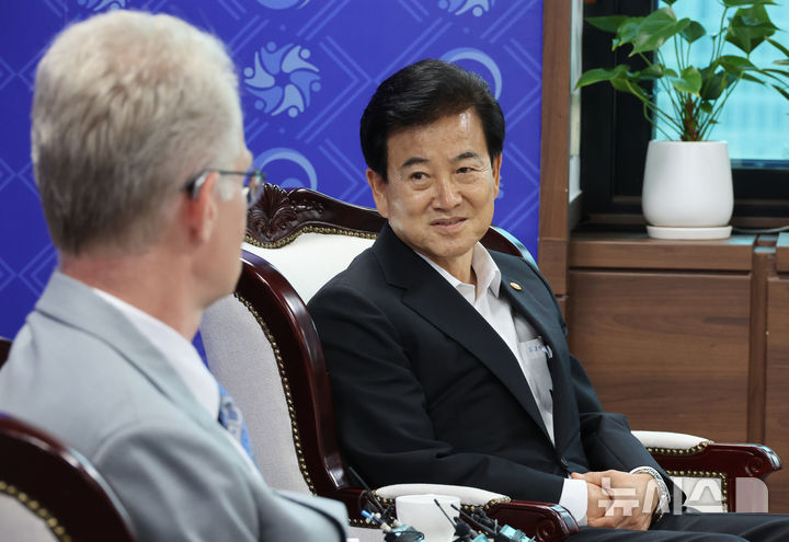 [서울=뉴시스] 김명원 기자 = 정동영 통일부 장관이 11일 서울 종로구 정부서울청사에서 칼울르프 안데르손 주한스웨덴대사를 접견하고 있다. 2025.08.11. kmx1105@newsis.com