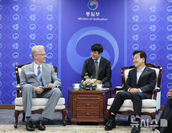 [서울=뉴시스] 김명원 기자 = 정동영 통일부 장관이 11일 서울 종로구 정부서울청사에서 칼울르프 안데르손 주한스웨덴대사를 접견하고 있다. 2025.08.11. kmx1105@newsis.com