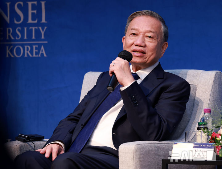 [서울=뉴시스] 이영환 기자 = 베트남 권력 서열 1위 또 럼 베트남공산당 서기장이 9일 김정은 북한 국무위원장을 만나며 북한 국빈 방문 일정을 시작했다. 사진은 럼 서기장이 지난 8월11일 서울 서대문구 연세대학교 경영관 용재홀에서 열린 또 럼 베트남 당 서기장 특별강연 및 명예정치학박사 학위수여식에 참석해 학생의 질문에 답하는 모습. 2025.10.09. 20hwan@newsis.con